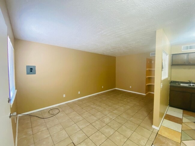 Building Photo - 1 Bedroom 1 bath unit available now!