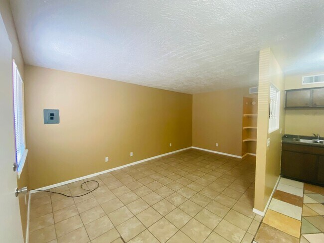 Building Photo - 908 Foster Rd