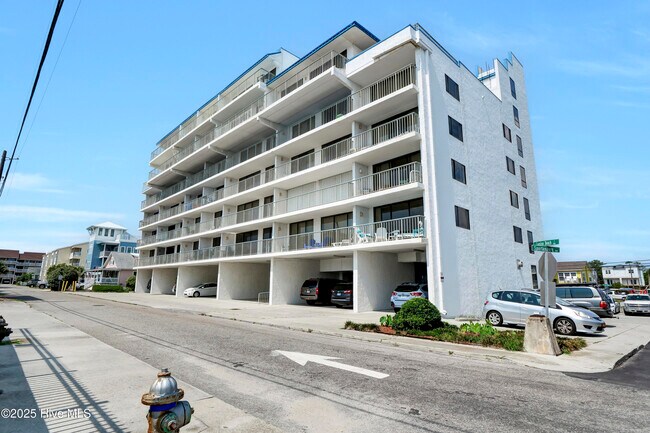 Building Photo - 901 N Lake Park Blvd