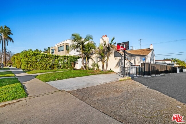 Building Photo - 1642 S Crest Dr