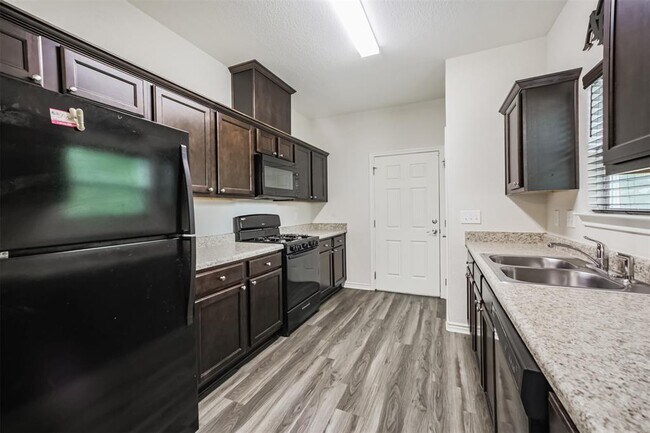 Building Photo - 10310 Chesterfield Dr