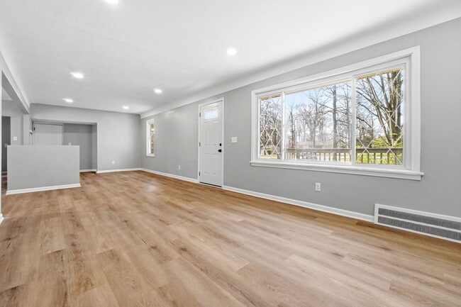 Building Photo - 3735 Richlawn Rd