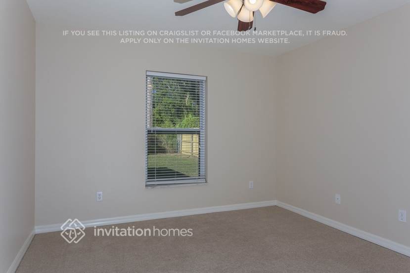 Building Photo - 833 SE Lansdowne Ave