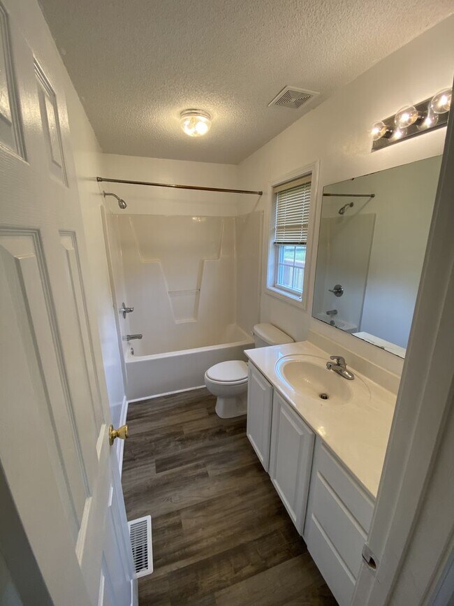 Building Photo - 3 bed/2 bath home in Cul-de-sac