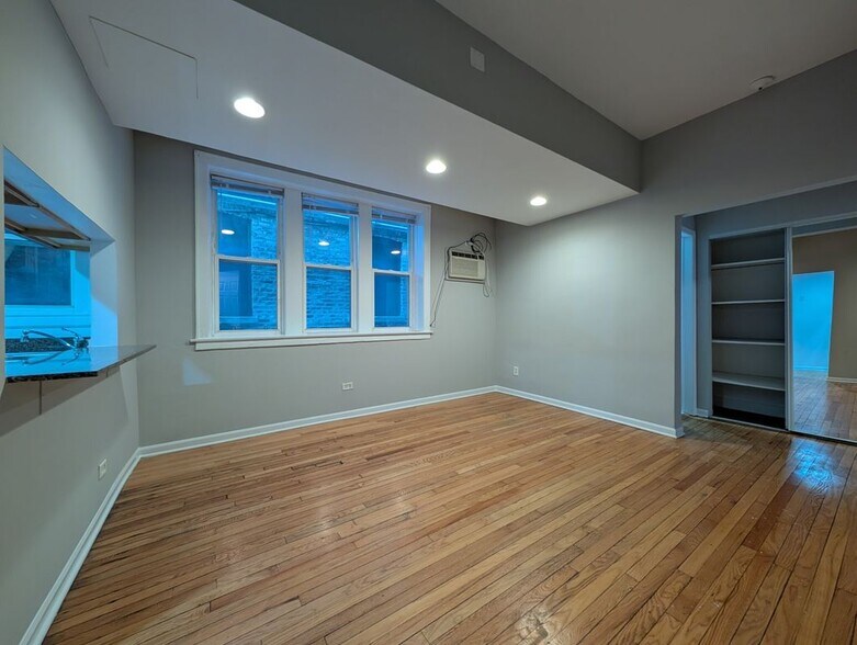 Building Photo - 1828 W Lawrence Ave
