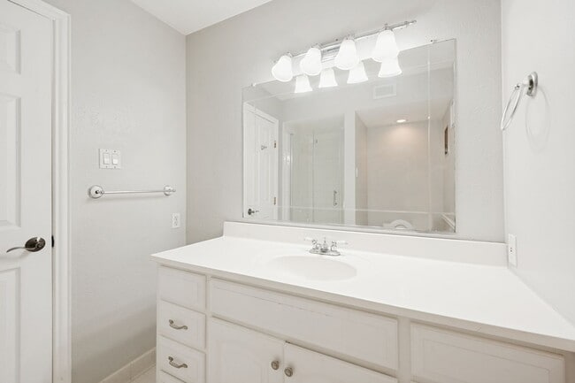 Building Photo - Prime Las Colinas Location! Spacious Condo Minutes from Dining, Entertainment & Major Employers