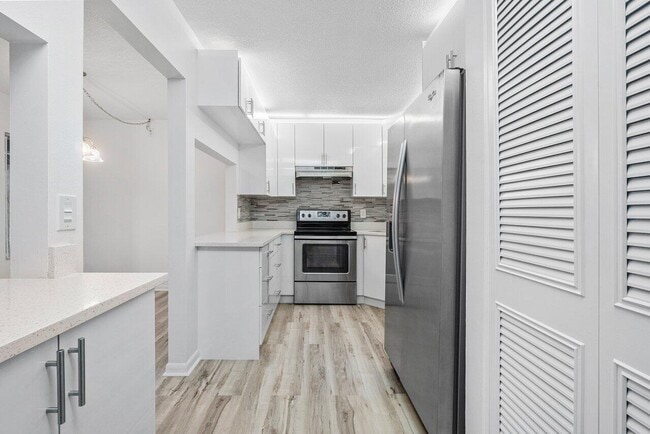 Building Photo - 723 Sunny Pine Way