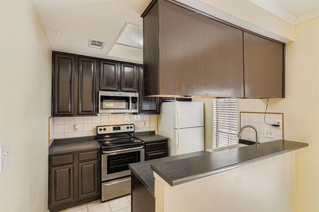 Building Photo - 708 Graham Pl