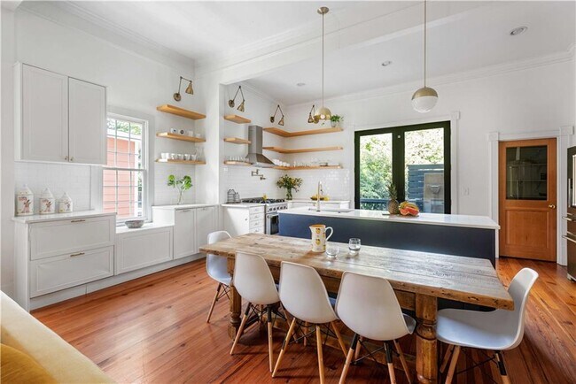 Building Photo - 383 Park Ave SE