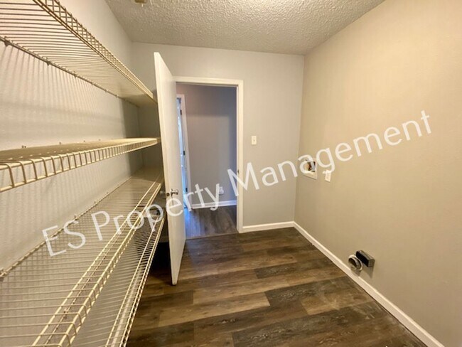 Building Photo - Stunning 3 Bedroom 2 Bath Home in Franklin Township!