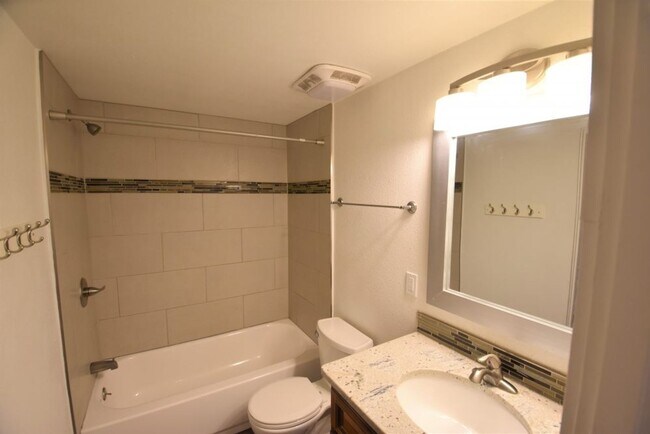 Building Photo - 2 Bedroom Condo Available at The Meadows