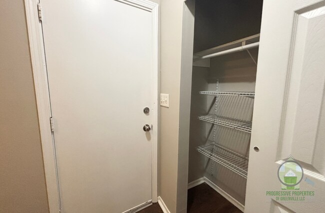 Building Photo - 103 Parkston Ave