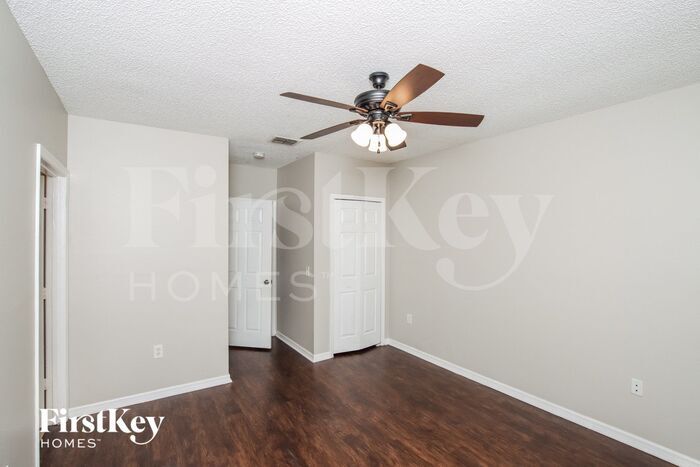 Building Photo - 1160 Schumann Dr