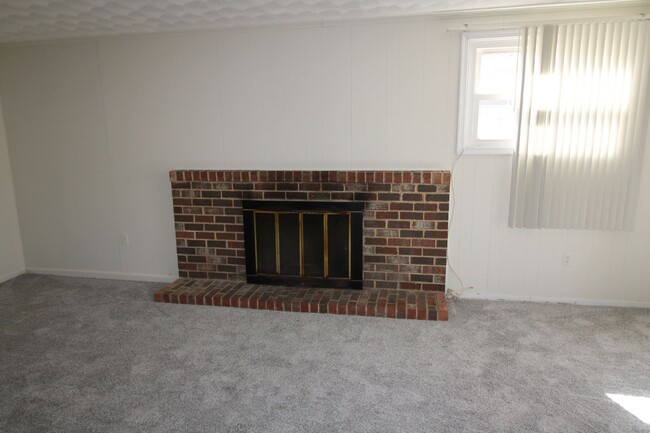 Building Photo - Beautiful 4BR 2 full 2 half bath corner lo...