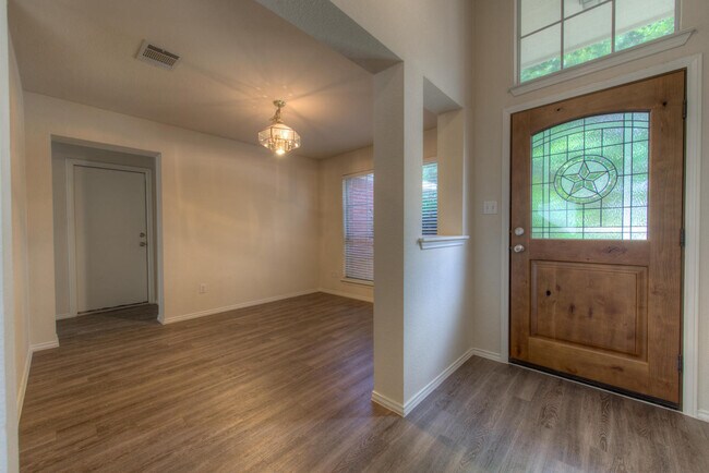 Building Photo - Very clean 4 BR 2.5 Bath