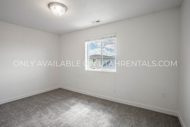 Building Photo - 678 N 190 E