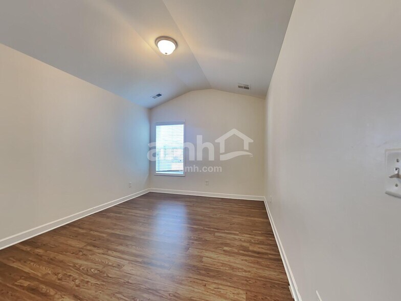 Building Photo - 530 Lateleaf Dr