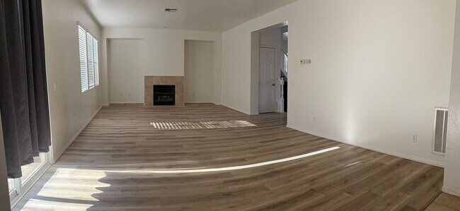 Building Photo - Large 5 bedroom / 2.5 Bathroom Perris Home