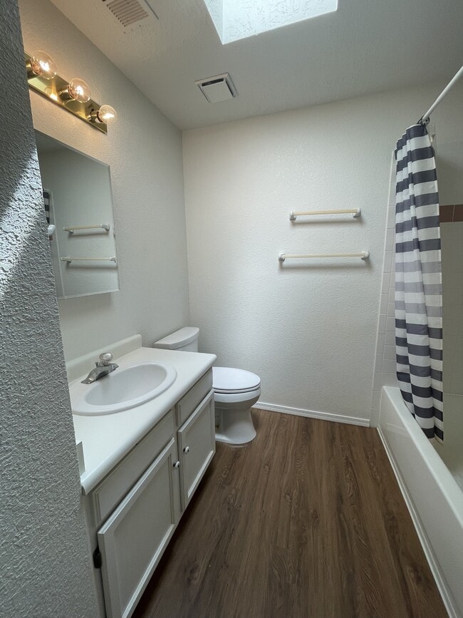 Building Photo - 2900 Vista Del Rey NE