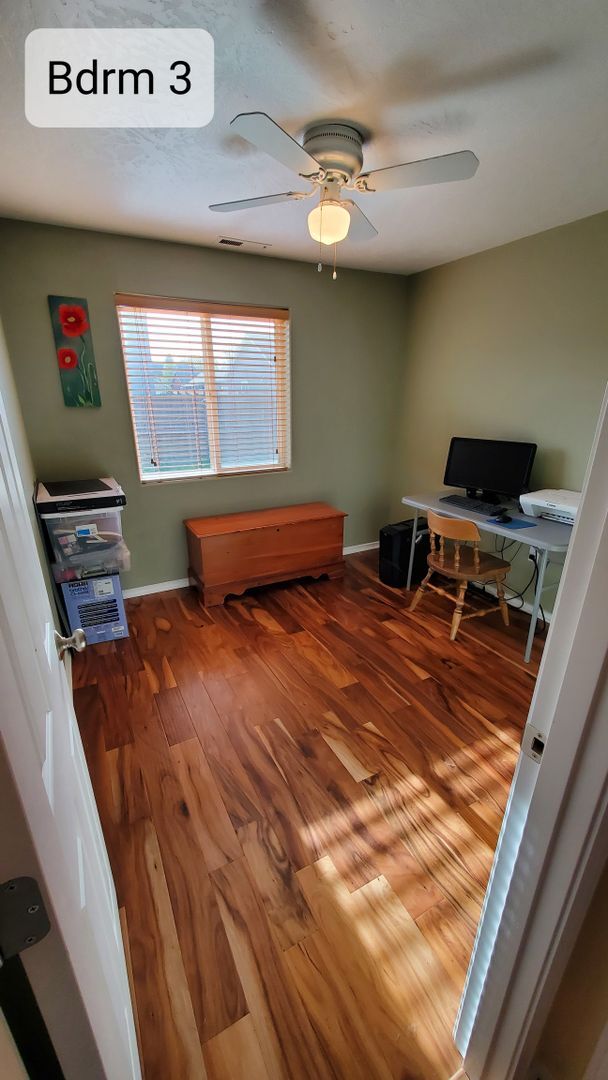 Building Photo - Charming 3 Bed, 2 Bath House with 2 Car Garage, Fenced Backyard and Central AC!