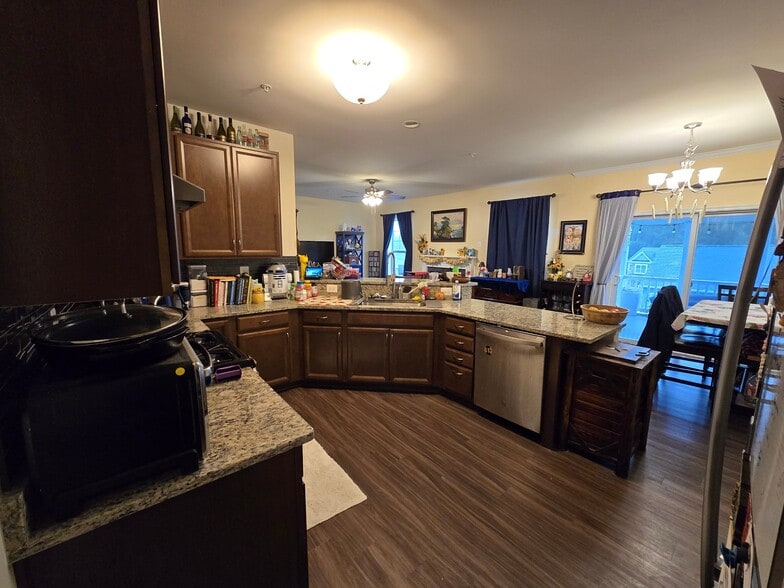 Building Photo - 45652 Tenny Hill St