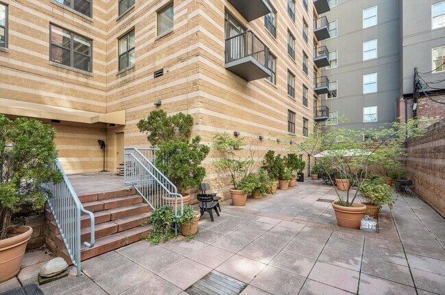 Building Photo - 1001 L St NW