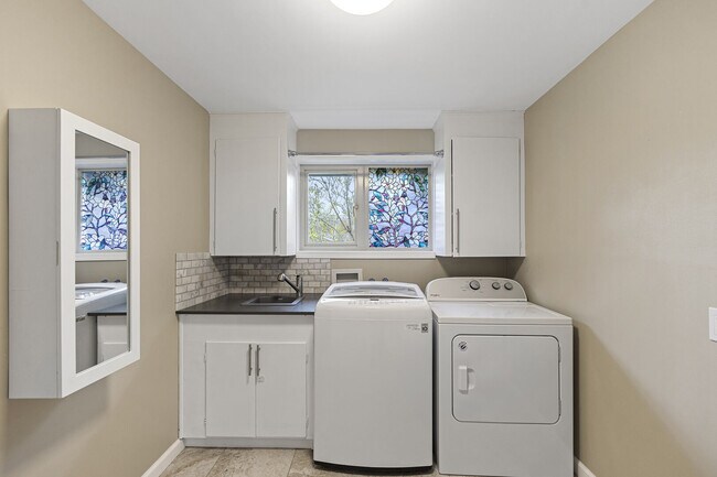 Building Photo - 1627 E Broadway