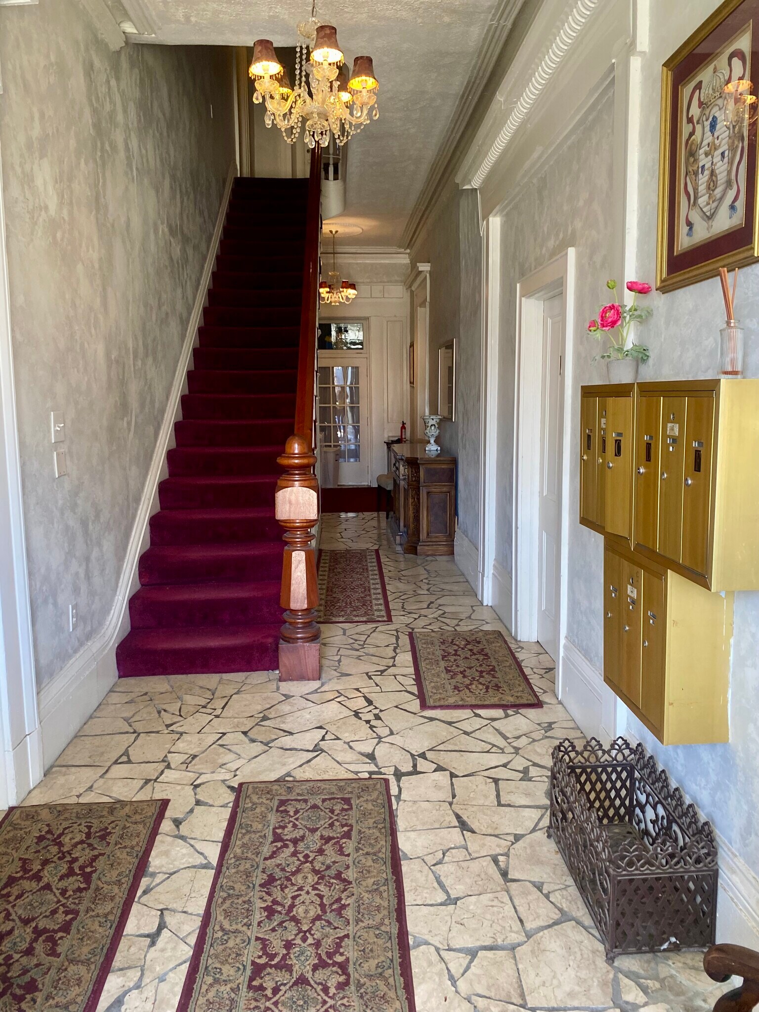 Building Photo - 605 SE Riverside Dr