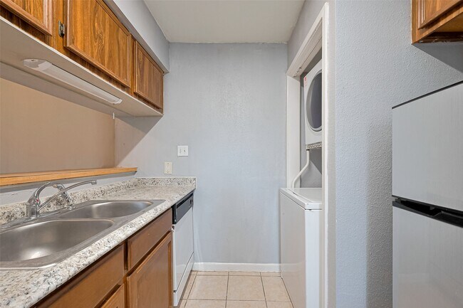 Building Photo - 9090 S Braeswood Blvd