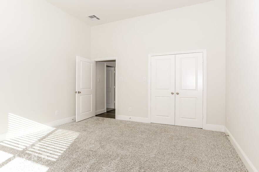 Building Photo - 30627 S Creek Way