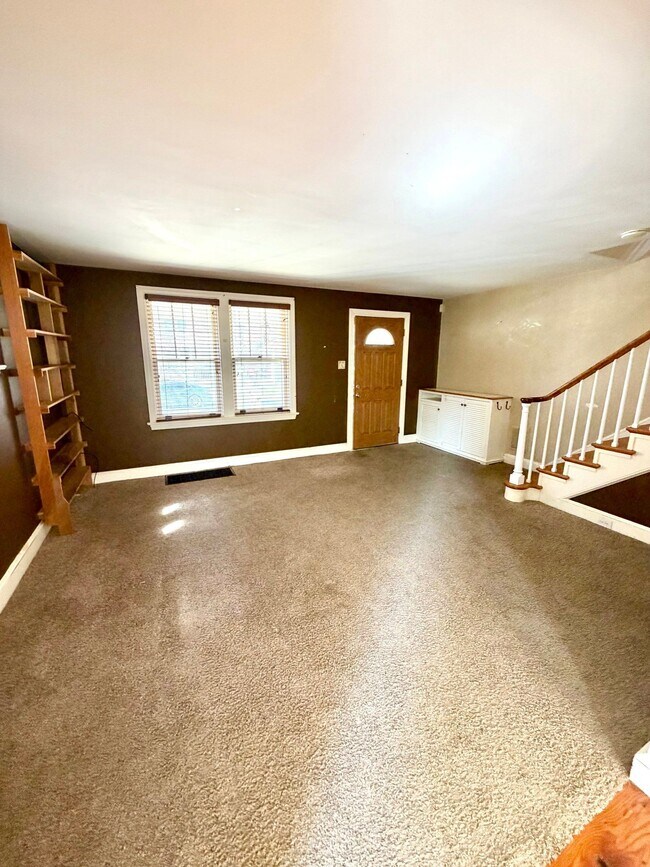 Building Photo - 738 E Madison St