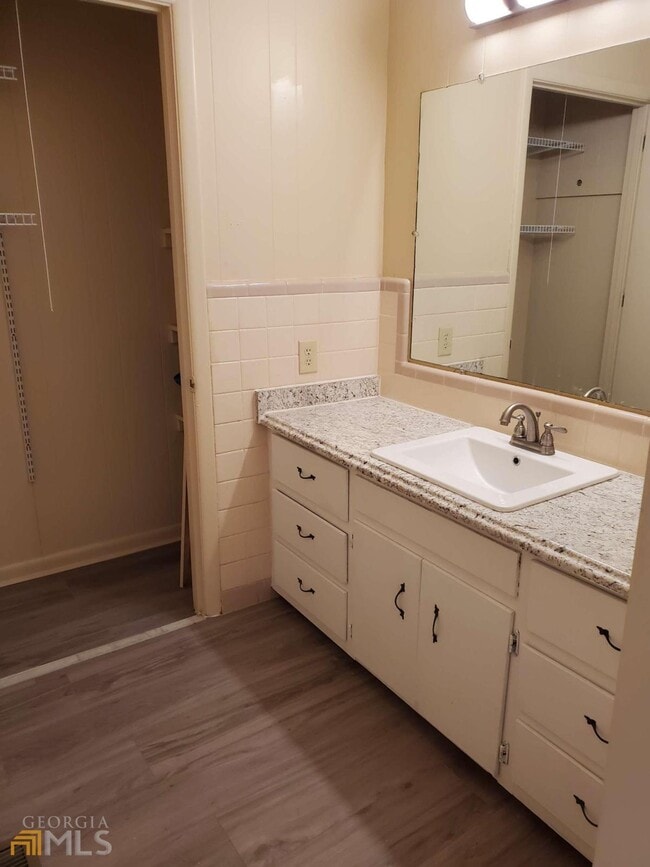 Building Photo - 911 N Jefferson St NE