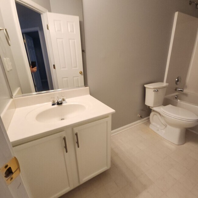 Building Photo - Inviting 2 Story House for Rent in Kerners...