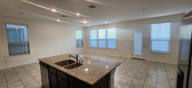 Building Photo - 5-Bedroom 3-Bathroom Home Walking distance to USAA and just mins from Medical Center and UTSA