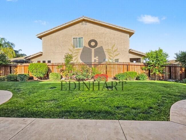 Building Photo - 818 S Apple Ave