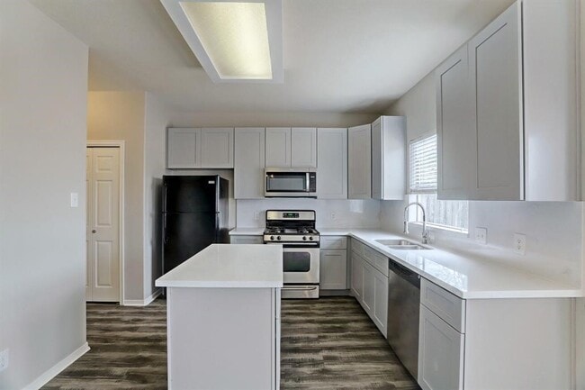 Building Photo - 15530 Hickory Dale St