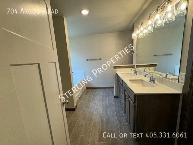 Building Photo - 704 Argos Rd