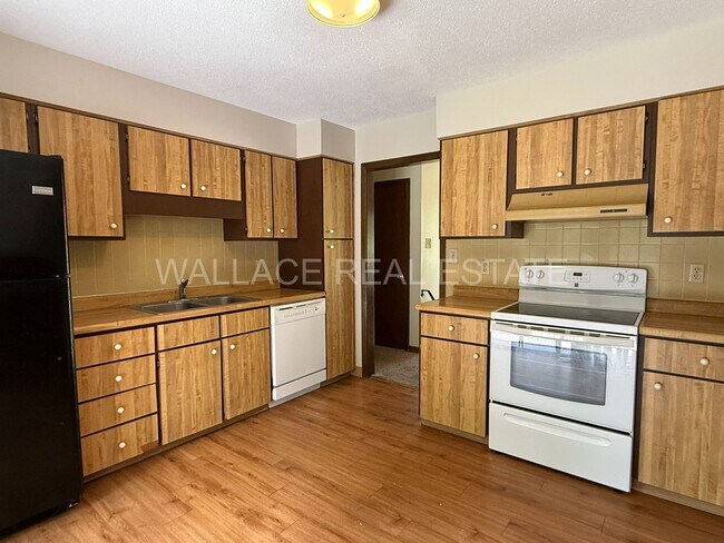 Building Photo - 4 BEDROOM HOUSE IN KINGS GATE SUBDIVISION ...