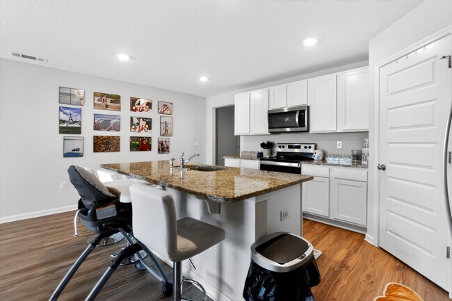 Building Photo - 727 Quintana St