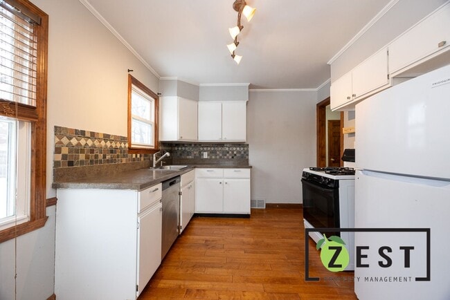 Building Photo - Amazing 3 Bedroom 1 Bathroom - $1500