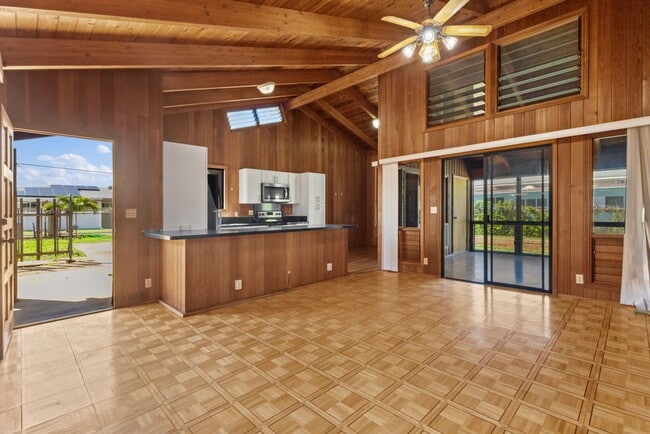 Building Photo - Three Bedroom Makaha Rental