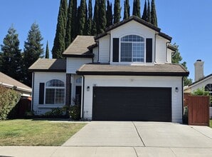 Building Photo - Beautiful Tracy 4 Bedroom 3 Bathroom Home