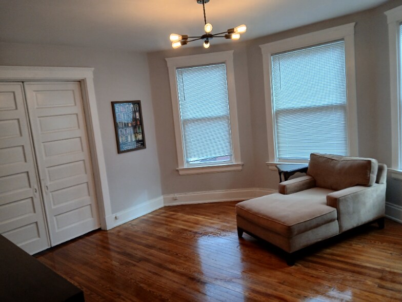 Building Photo - 3269 Montana Ave