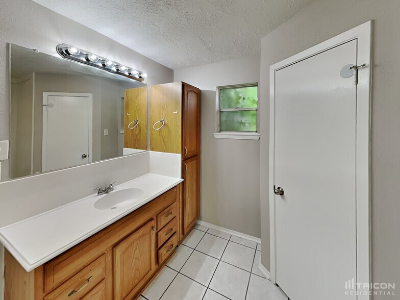 Building Photo - 14831 Waterside Dr