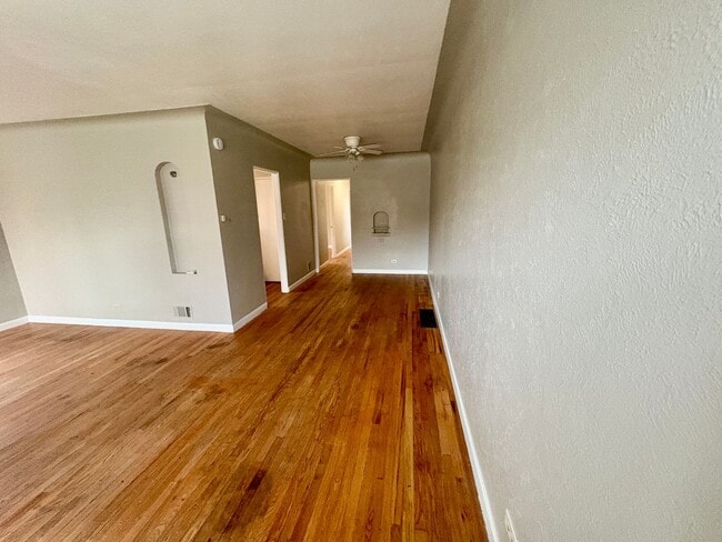 Building Photo - Charming 2 Bedroom Upper Unit onsite Laundry!