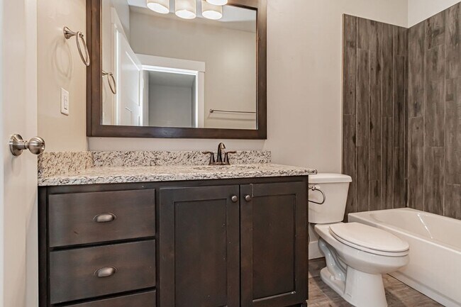 Building Photo - 654 S Saturn Ave