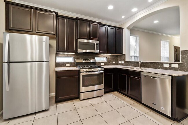 Building Photo - 13400 Briarwick Dr