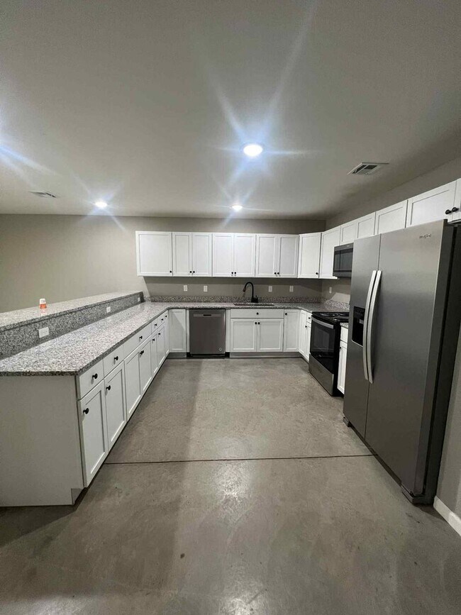 Building Photo - 206-208 N Wall Duplex