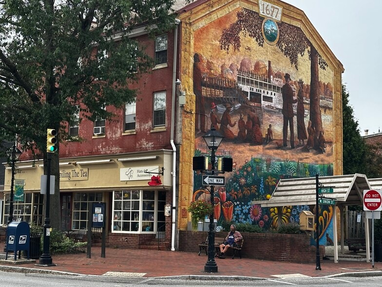 Set in a charming historic neighborhood with 300-year-old streets and preserved architecture. - 328 High St