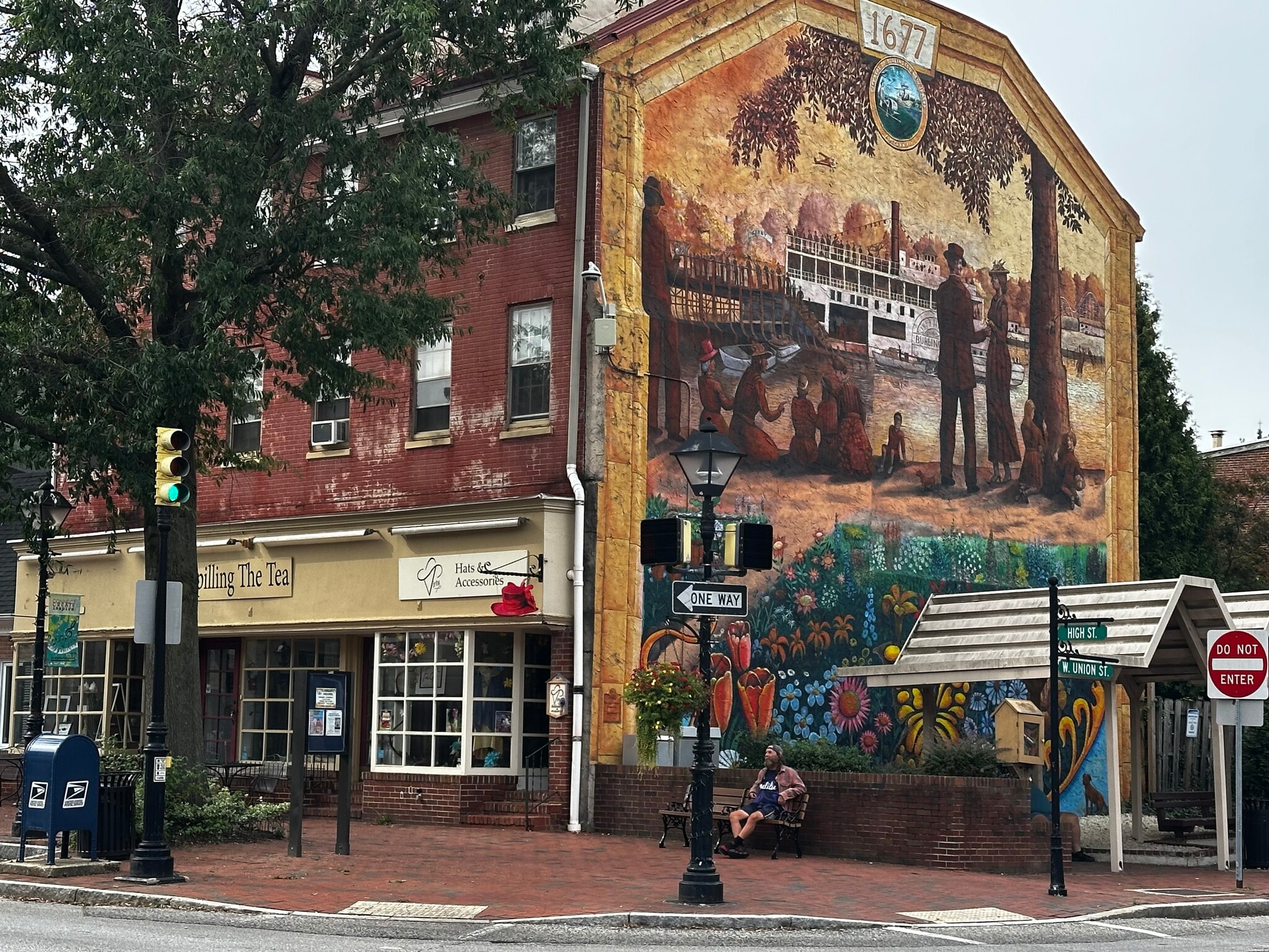 NEIGHBOURHOOD with 300 year old streets and buildings. - 328 High St